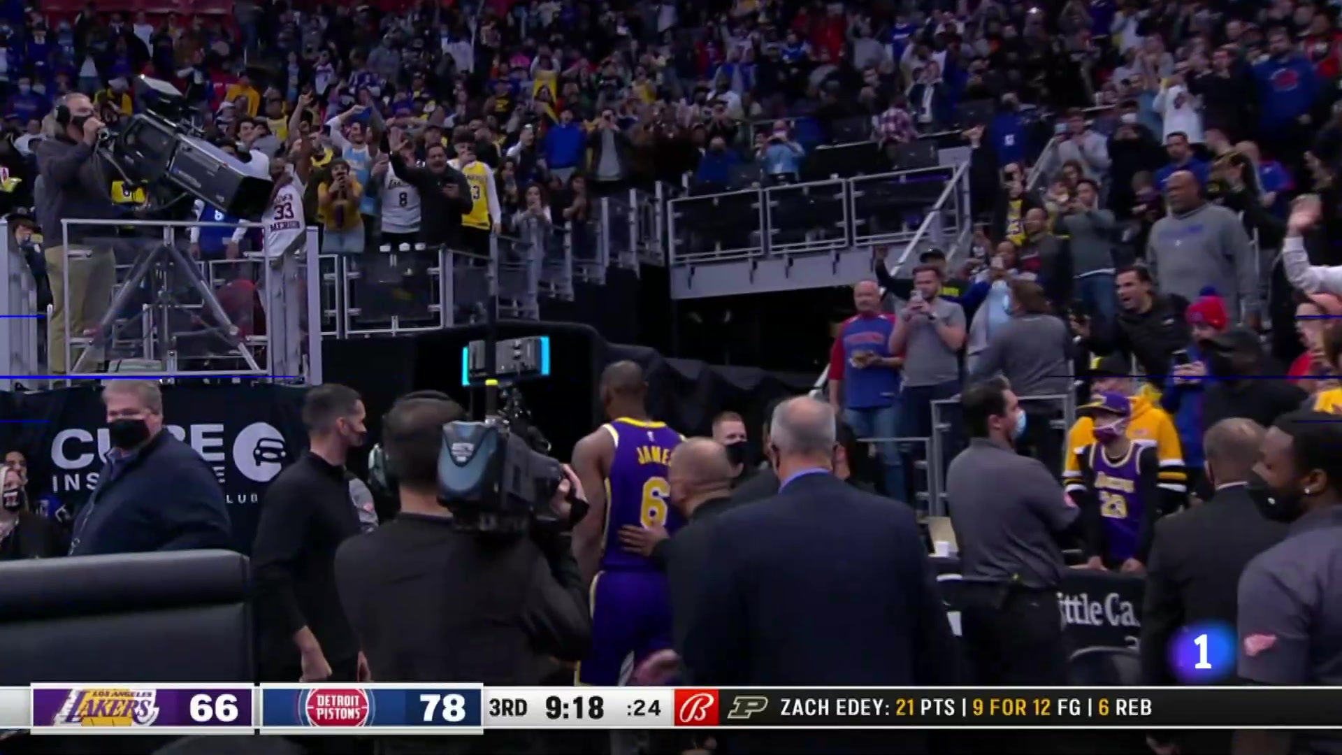 Ir al Video La expulsión de LeBron James desata la remontada de los Lakers