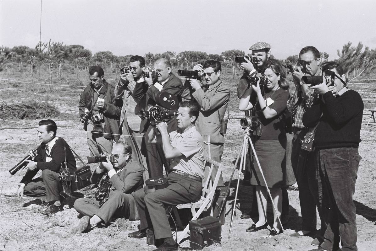 La fotógrafo Joana Biarnés, rodeada de sus colegas