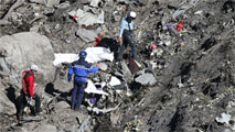 Ir al Video Francia dará a conocer el informe final de las causas de la tragedia aérea de Germanwings en los Alpes