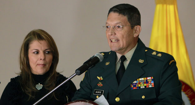 El general colombiano Rubén Darío Alzate en el hospital militar en Bogotá (Colombia) durante una declaración a la prensa.
