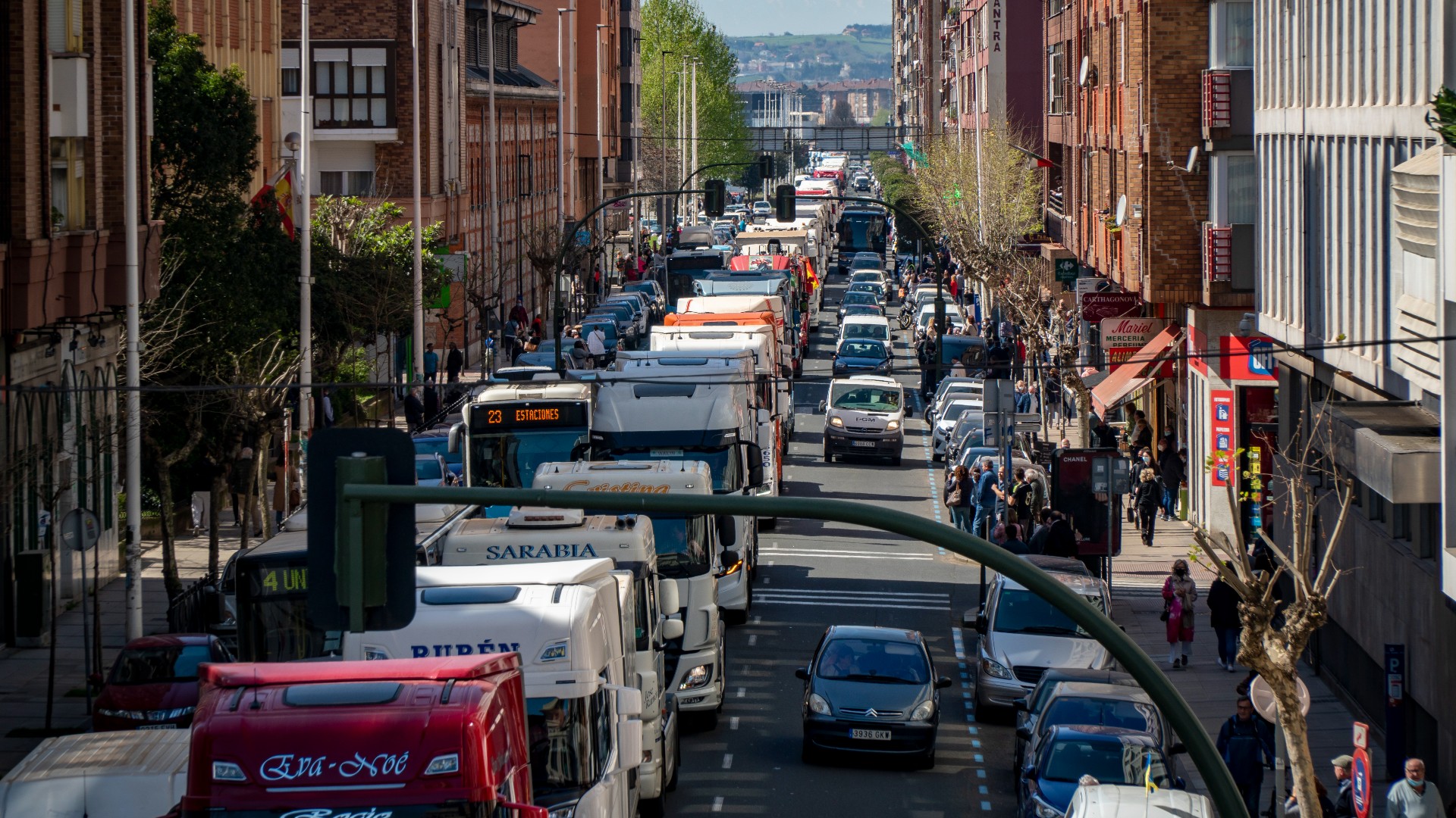 Ir al Video Gobierno y transportistas acuerdan una rebaja de 20 céntimos por litro el combustible