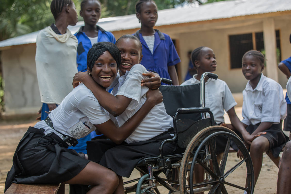 Un grupo de alumnos, entre ellos uno en silla de ruedas, en Sierra Leona