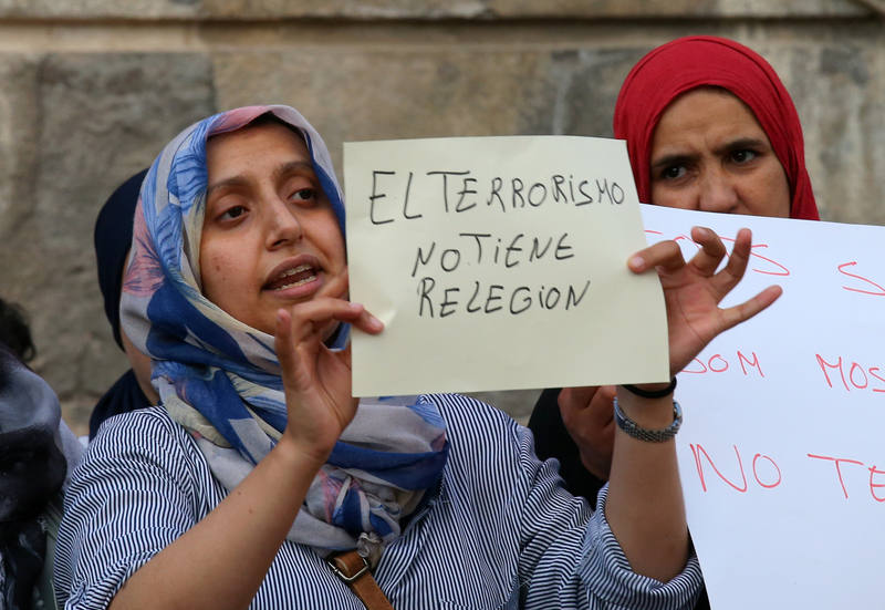 Hafida Oukabir, hermana de uno de los terroristas abatidos en Cambrils sostiene una pancarta que reza: