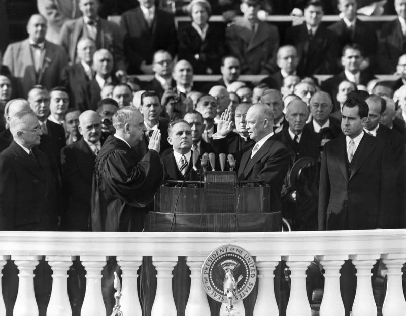 ‘Айк’ takes over the baton in the White House  
18.01.2017  
Dwight D. Eisenhower takes the oath at the inauguration ceremony on January 20, 1953, before U.S. Supreme Court Chief Justice Harold H. Willey, in full view of his predecessor, President Harry Truman (left), and his vice president, Richard Nixon (right). EFE