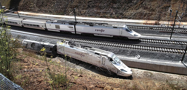 Imagen del tren Alvia descarrilado antes de llegar a Santiago de Compostela el 24 de julio de 2013.