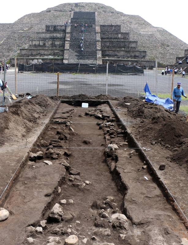 Imagen de los restos arqueológicos hallados a los pies de la Pirámide de la Luna.