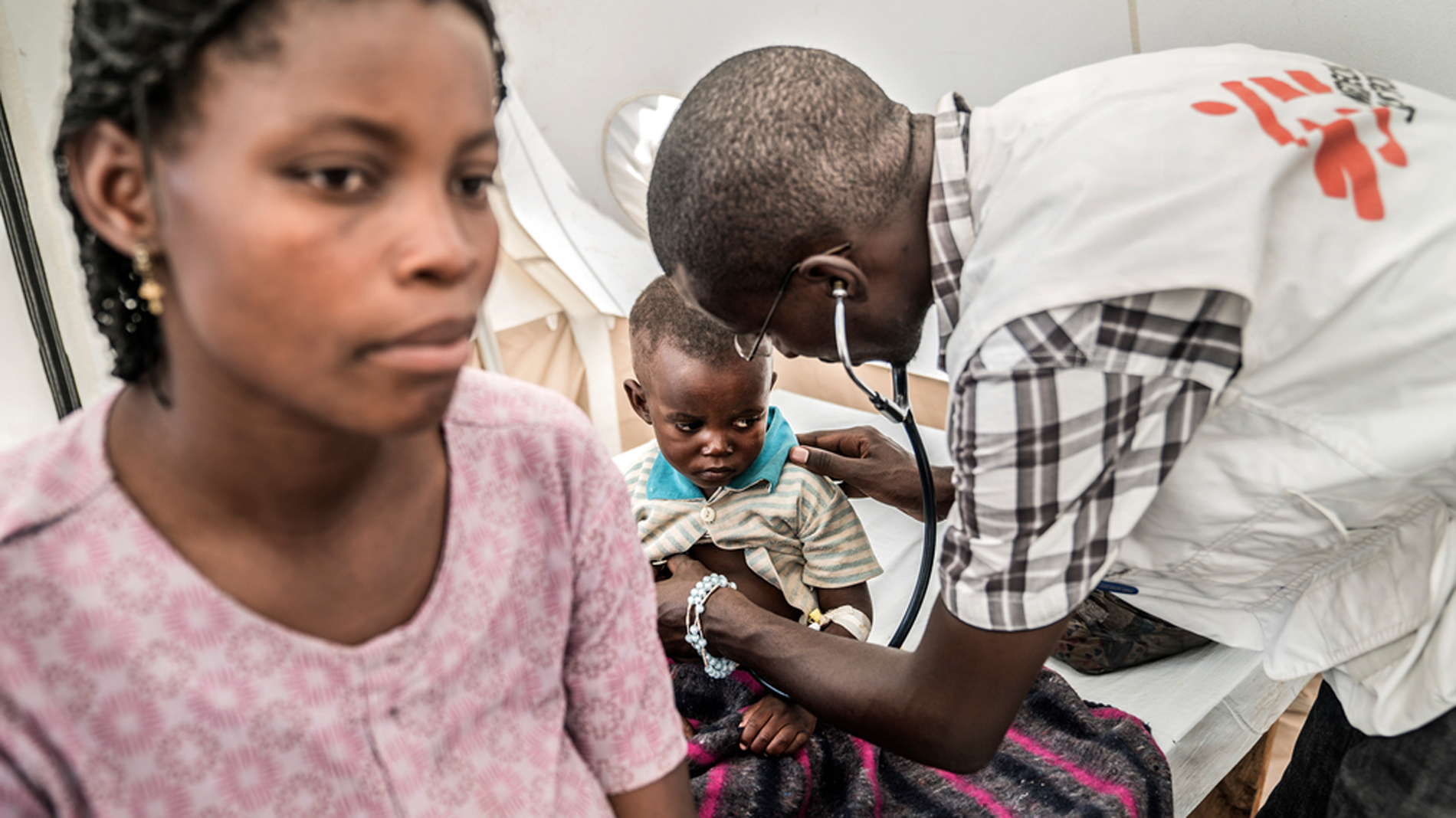 Ir al Video Innocent Kunyuwana: así vive un doctor en R.D. Congo | Vídeo: Marta Soszynska / MSF