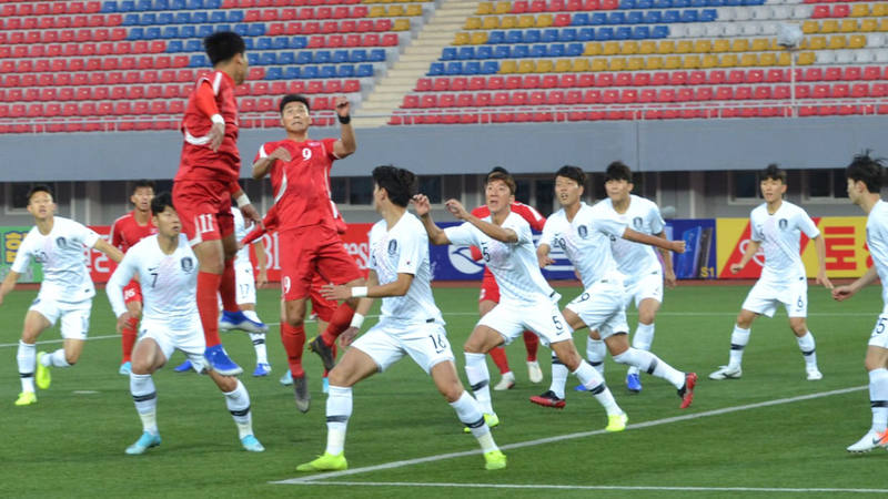 Instante del partido entre las selecciones de las dos Coreas jugado este martes en Pyongyag