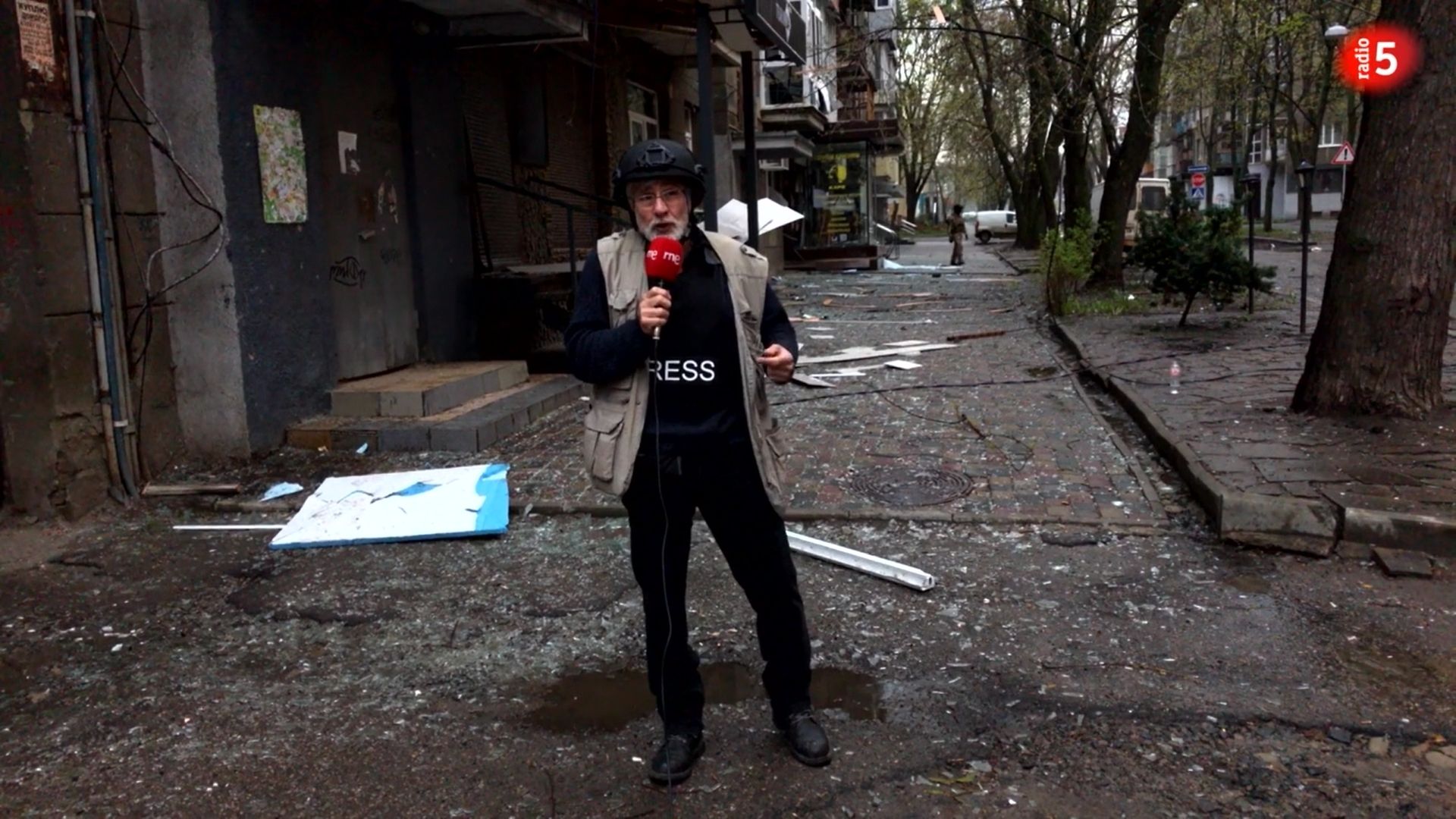 Ir al Video Intenso bombardeo sobre una zona residencial en el centro de Járkov