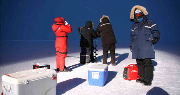 Los investigadores recogiendo muestras durante la campaña ártica.