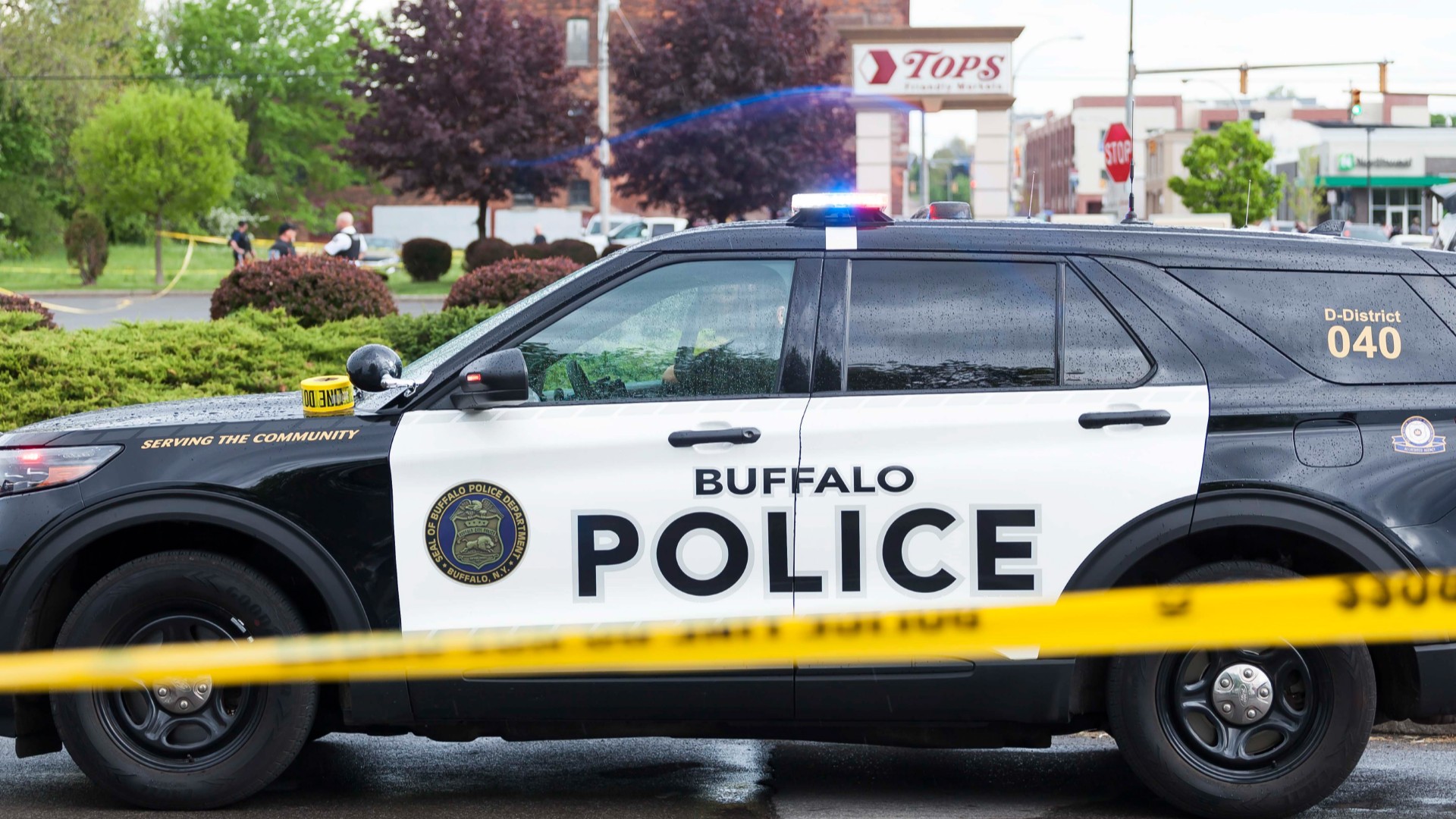 Ir al Video Un joven con perfil supremacista mata a 10 personas en un tiroteo en Buffalo