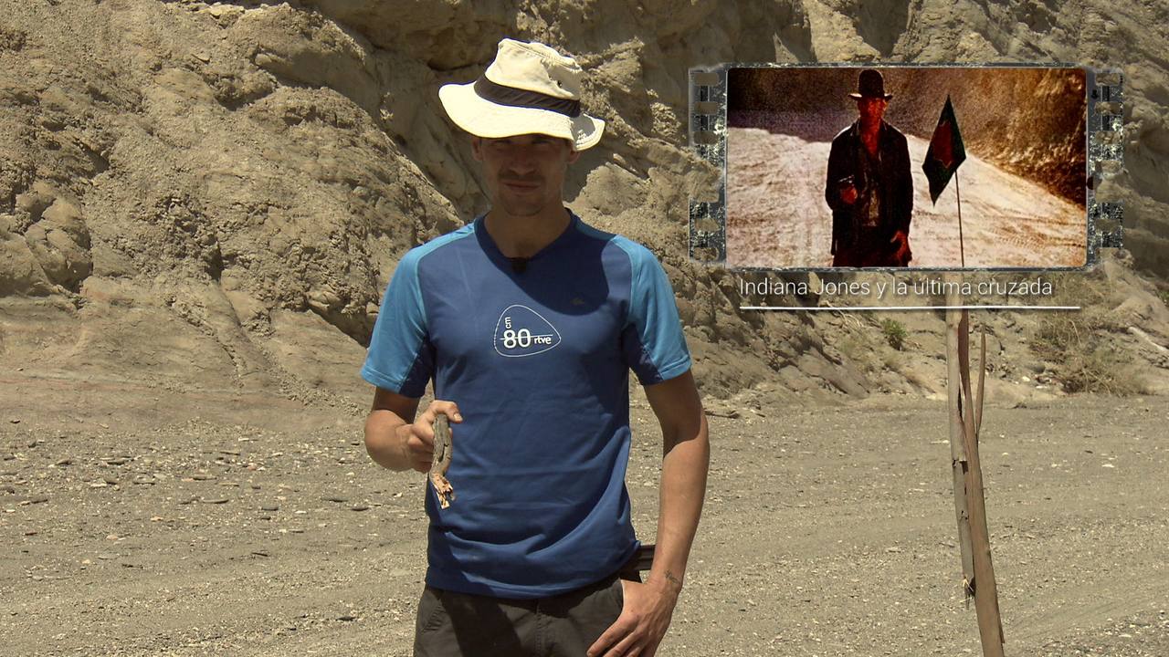 Juanjo Ballesta imita una escean de 'Indiana Jones, la última cruzada' película que se rodó en ese paisaje