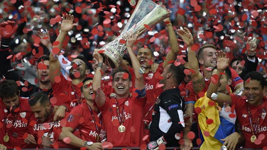 Los jugadores del Sevilla celebran la Europa League