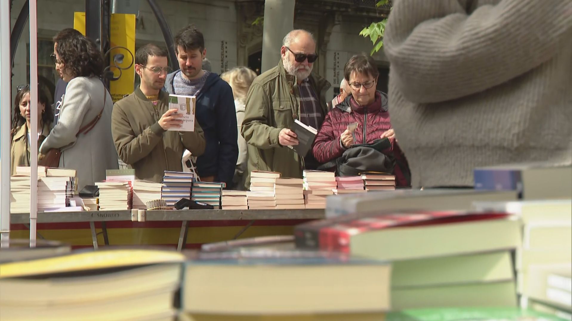 Escriptors I Lectors Es Retroben Amb Gran Entusiasme Per Sant Jordi