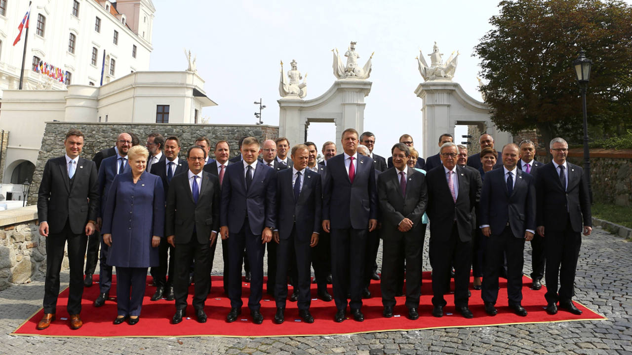 Los líderes europeos posan en la 'foto de familia' durante la cumbre de la UE en Bratislava, Eslovaquia, la primera sin Reino Unido