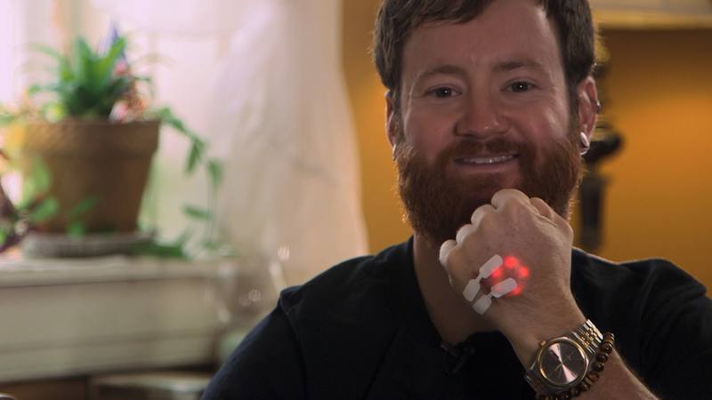 MAKER con microchip bajo la piel