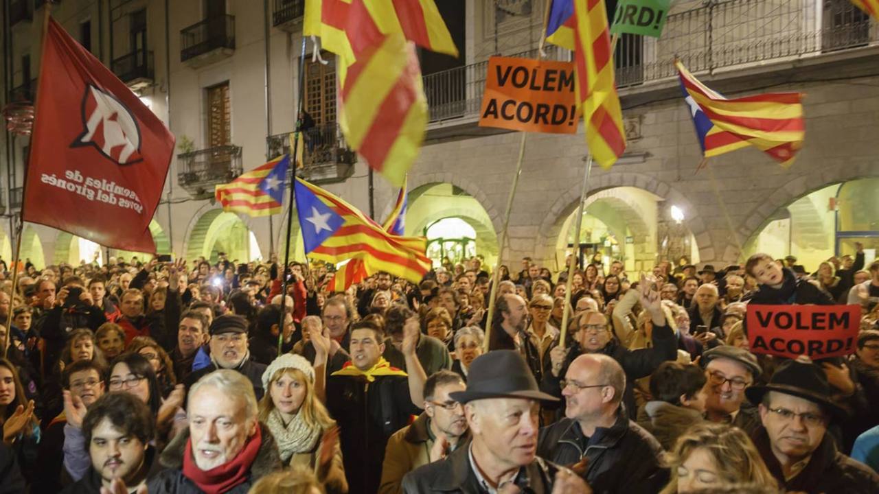 Varios cientos de personas se han concentrado esta tarde durante una hora en la Plaza del Vi de Girona para reclamar