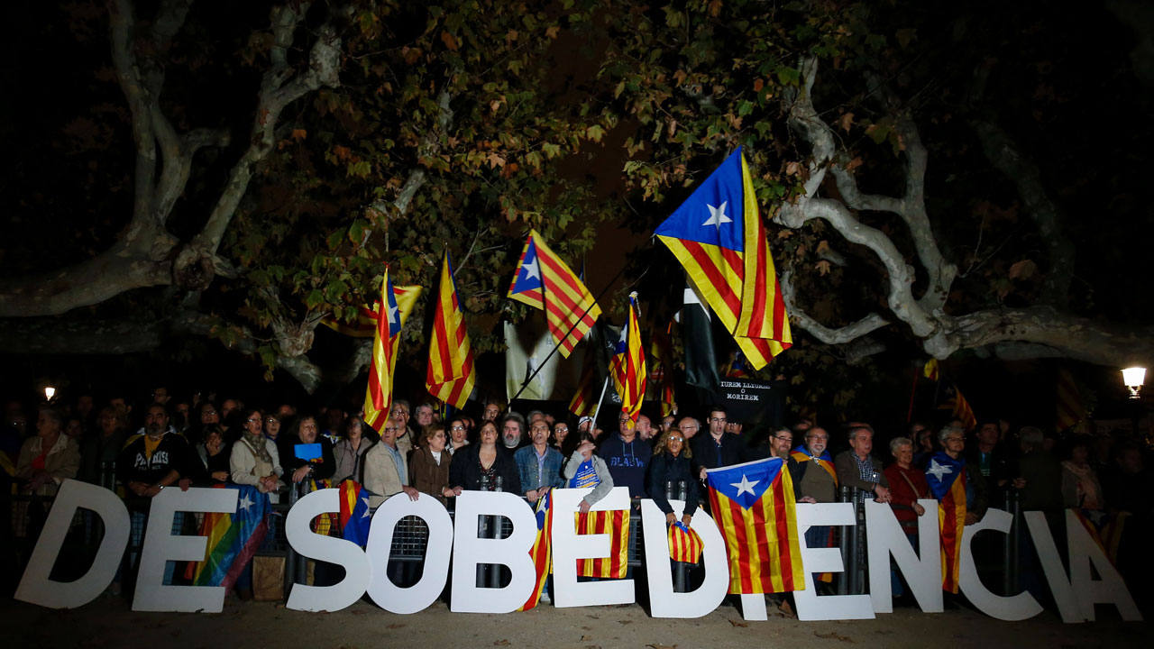 Los manifestantes en apoyo a Forcadell mostraban unas letras con la palabra 'Desobediencia'