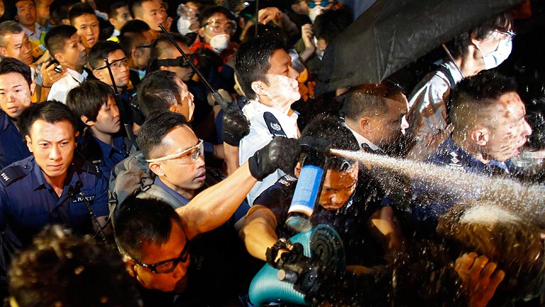 Los manifestantes de Hong Kong se enfrentan a la Policía tras el vídeo de la paliza a un activista