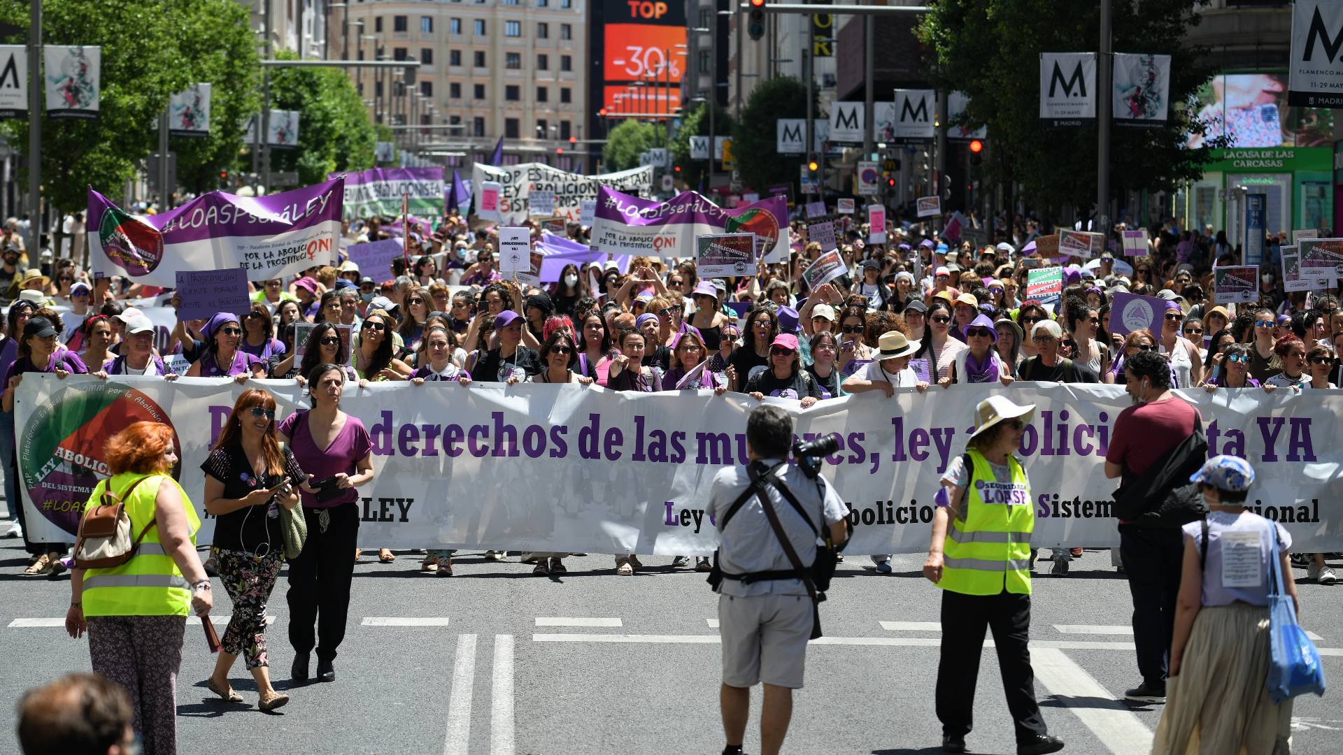 Ir al Video Una marcha feminista en Madrid reclama una ley para la abolición de la prostitución