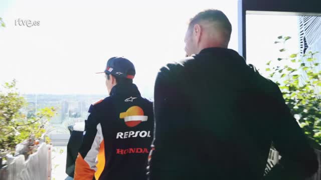 Ir al Video&nbsp;M&aacute;rquez le "ense&ntilde;a los secretos" de su moto al futbolista Joaqu&iacute;n