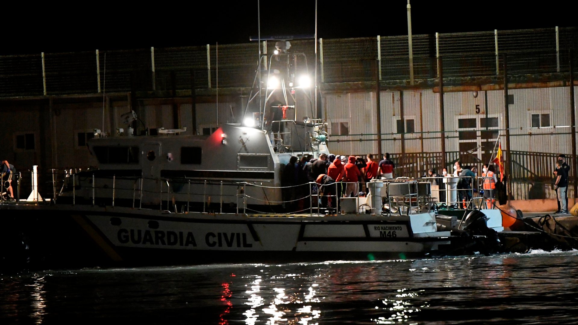 Ir al Video Más de 500 migrantes llegan a las costas españolas en patera este fin de semana