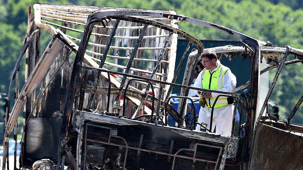 Al Menos Muertos Y Heridos Tras Chocar E Incendiarse Un Autob S