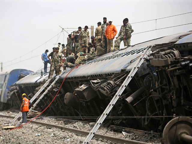 Al Menos Muertos Al Chocar Dos Trenes L Rtve Es