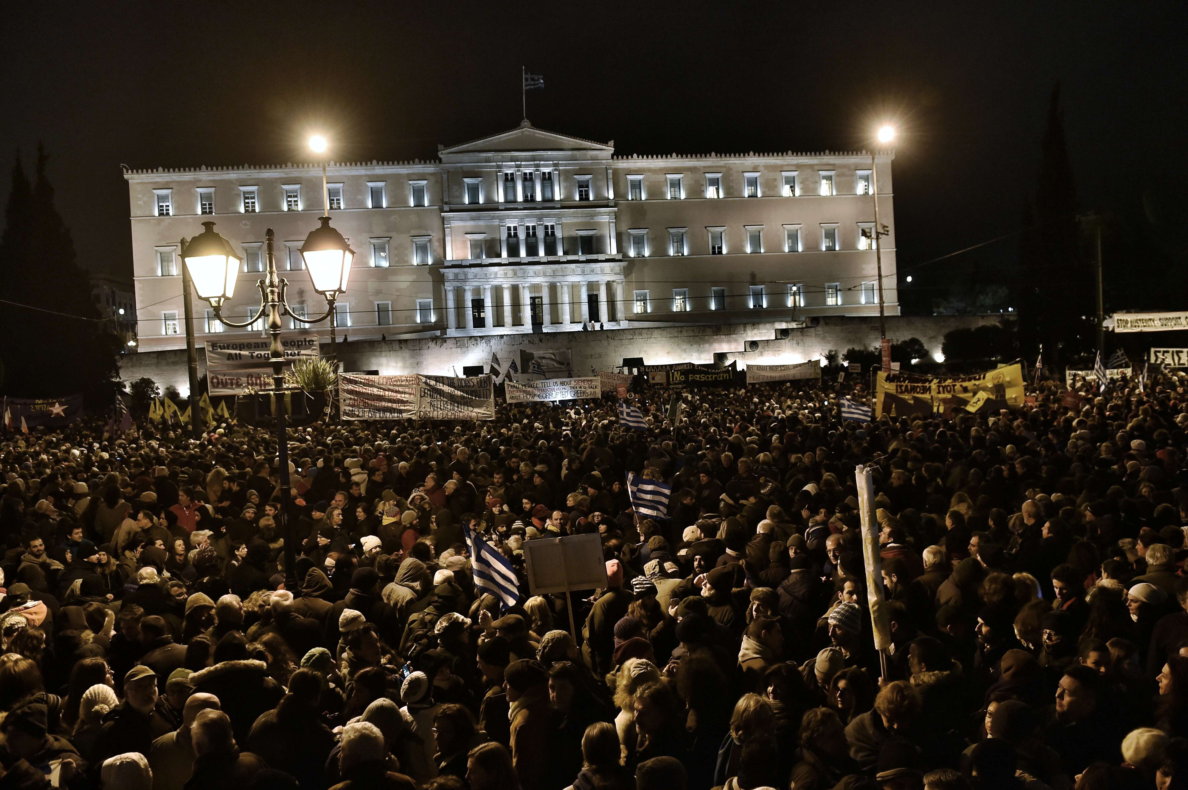 Miles De Personas Se Manifiestan En Grecia En Apoyo Del Gobierno En Su