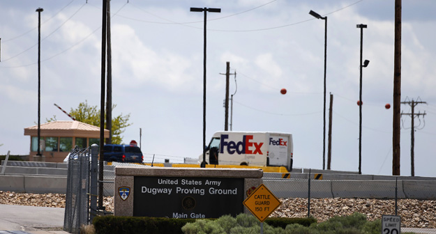 Una furgoneta de Fedex ante la entrada del campo de pruebas Dugway del Ejército estadounidense en medio del Valle Rush en el desierto de Utah.