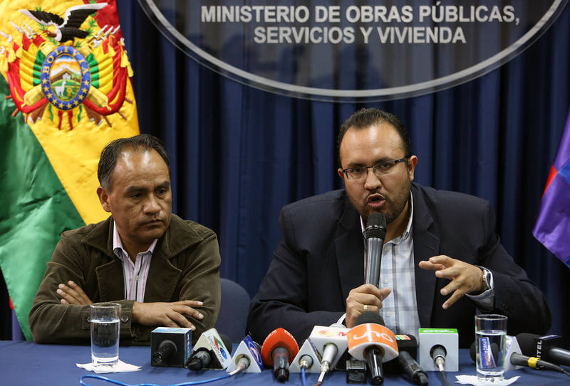 El ministro boliviano de Obras Públicas, Servicios y Vivienda, Milton Claros, a la derecha, en la rueda de prensa sobre Lamia junto al viceministro de Transporte, Galo Bonifaz 