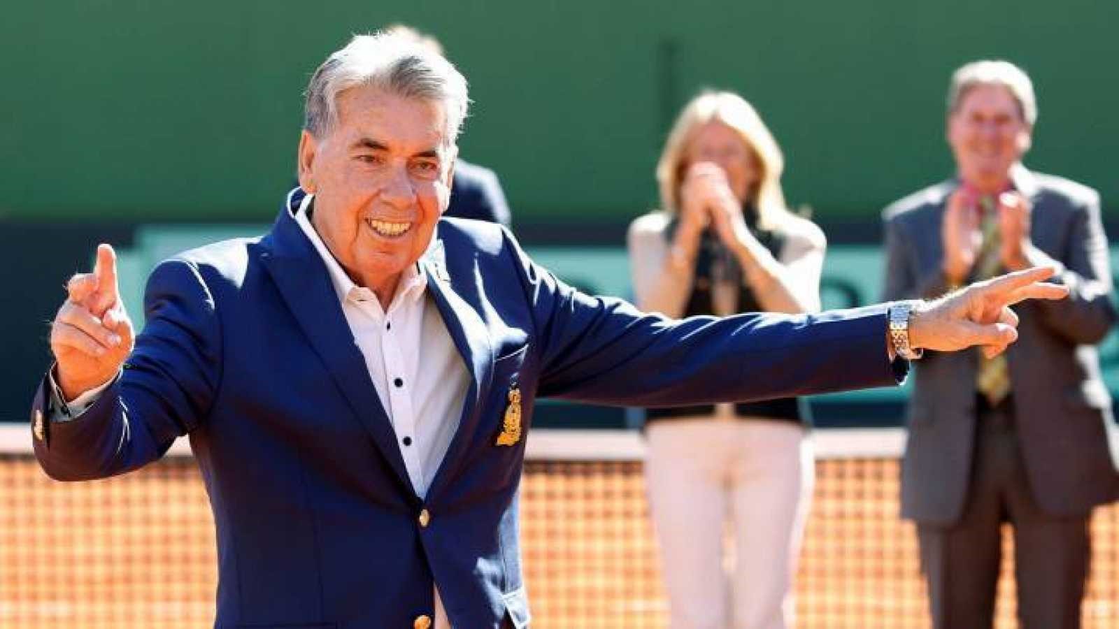 Ir al Video Muere la leyenda del tenis español Manolo Santana
