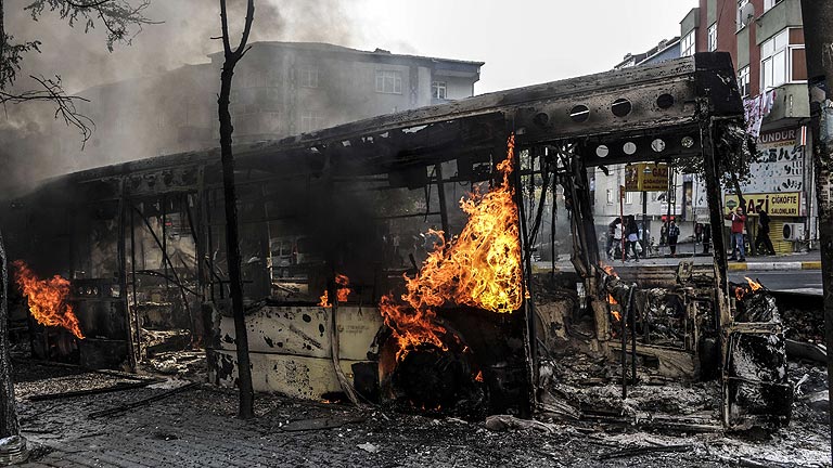 Mueren 14 personas en las protestas de los kurdos en Turquía por el asedio a Kobani 