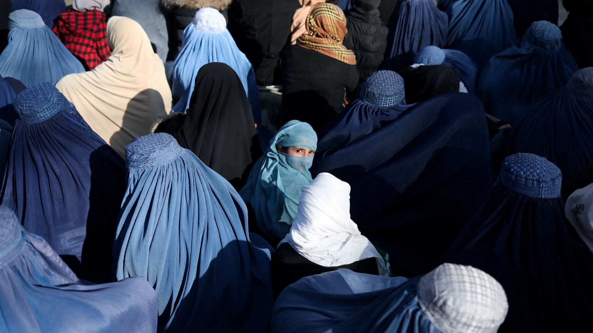 Ir al Video Las mujeres afganas denuncian desapariciones al manifestarse contra los talibanes