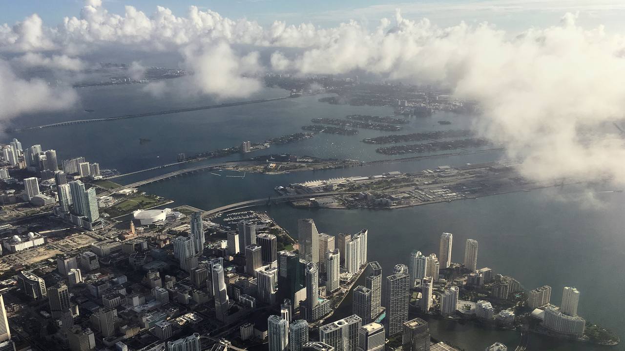 Nubes de tormenta empiezan a formarse en el cielo de Miami pocas horas antes de que llegue el huracán Matthew