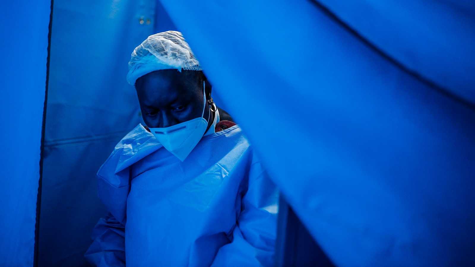 Ir al Video La OMS alerta del alto riesgo de que la variante ómicron se expanda por el mundo y pide más vacunas para África