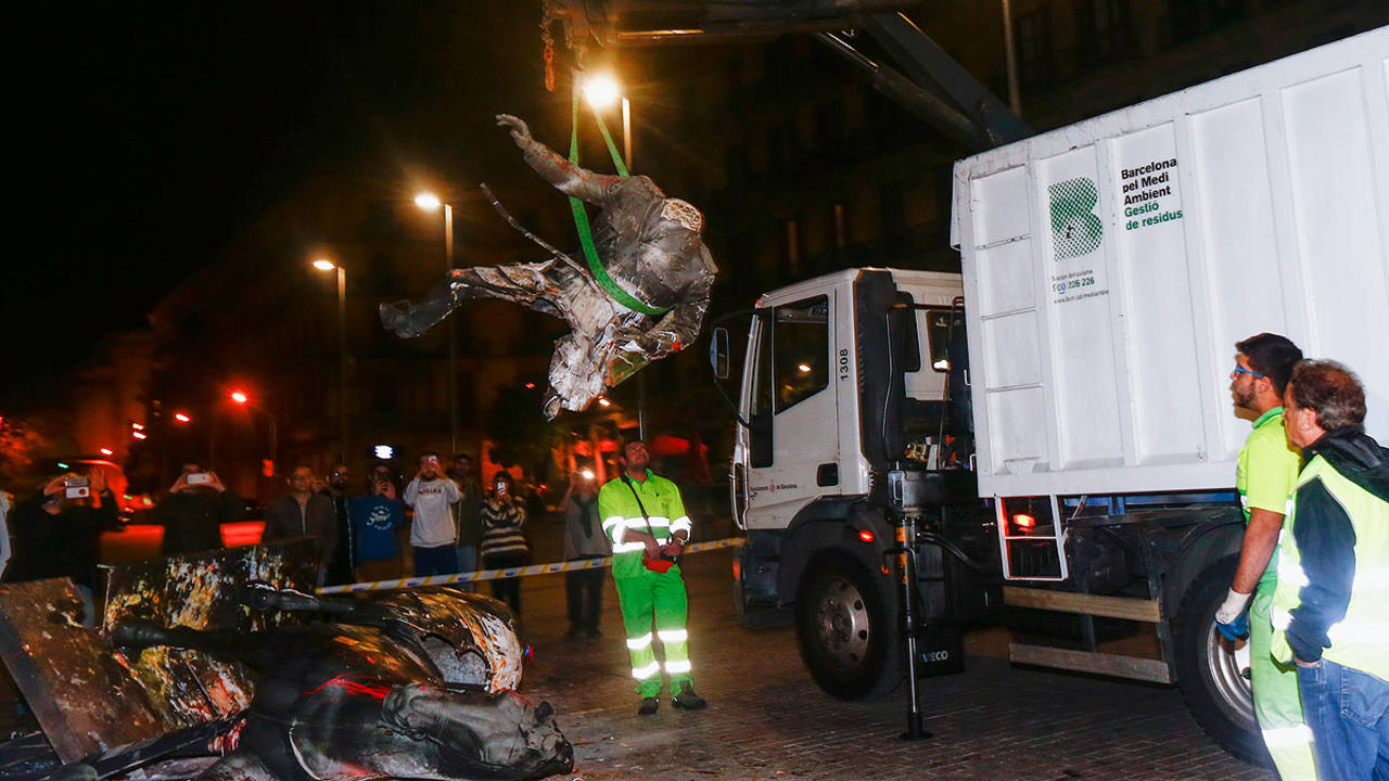 Operarios municipales retiran la estatua de Franco atacada en Barcelona