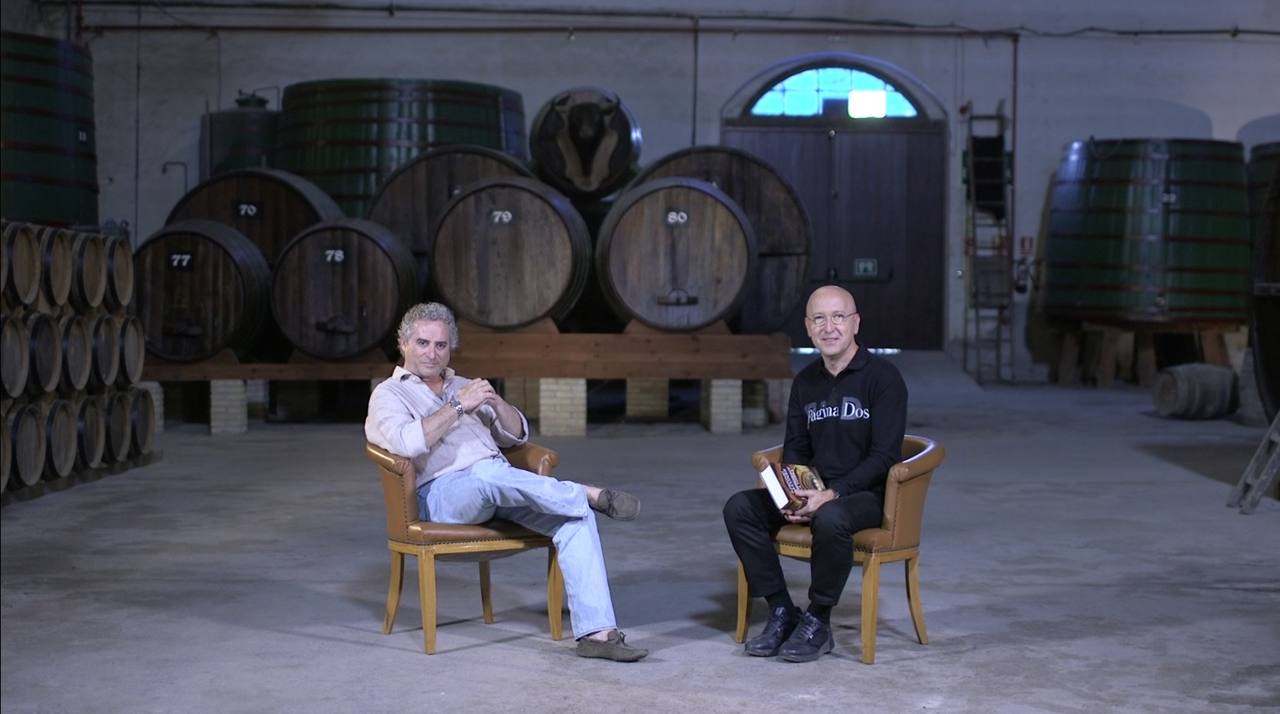 Óscar López entrevista a Ildefonso Falcones en unas conocidas bodegas de Vilafranca del Penedès, rodeados de barricas