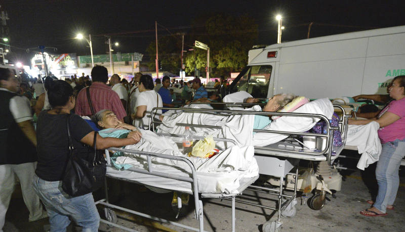 Pacientes y médicos de un hospital en Villahermosa, México permanecen en el exterior