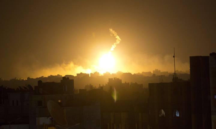 Las explosiones iluminan el cielo de gaza en la madrugada del sábado al domingo