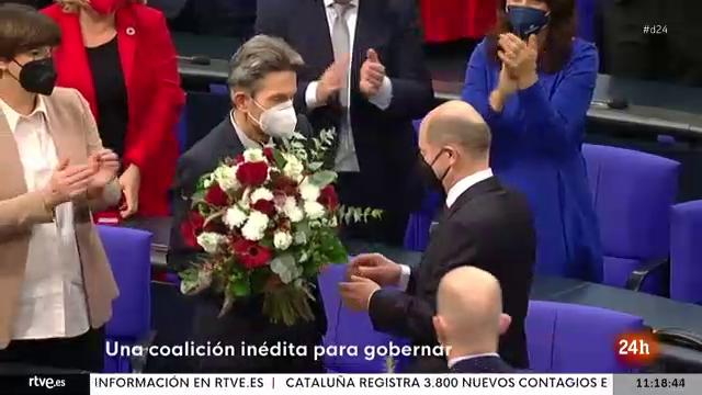 Ir al Video El Parlamento alemán elige canciller a Olaf Scholz y pone fin a la era Merkel