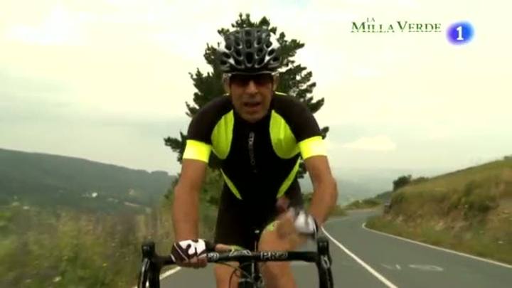 El comentarista de TVE vuelve a subirse a la bicicleta para escalar las ascensiones más duras de la Vuelta ciclista a España.