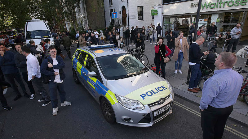 Policía y curiosos cerca del metro de Parsons Green, en Londres, donde se ha producido una explosión