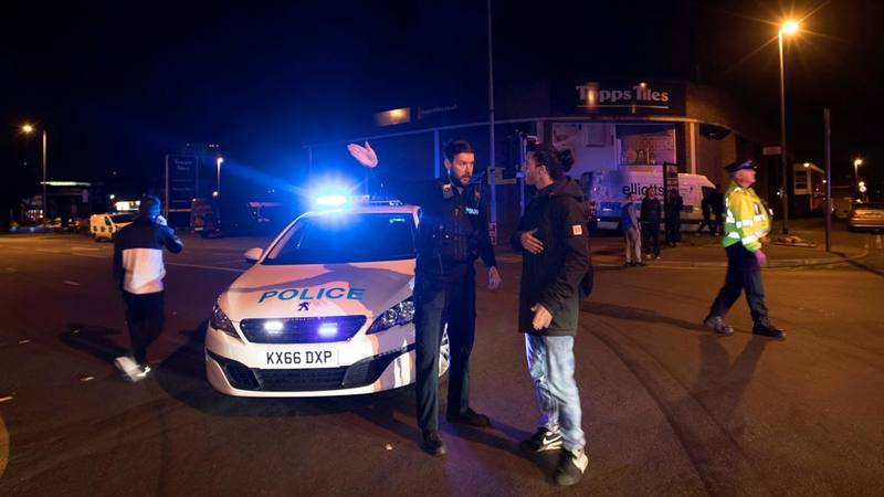 Un policía habla con uno de los asistentes al concierto de Ariana Grande