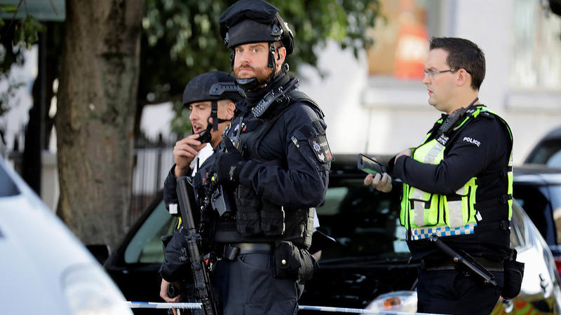 Policías armados en Parsons Green, Londres