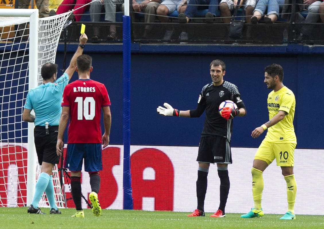 El portero del Osasuna Mario Fernández es amonestado por un penalti frente al Villarreal