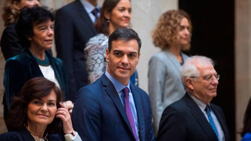El presidente del Gobierno, Pedro S&aacute;nchez, y la vicepresidenta, Carmen Calvo, junto a varios ministros, posan en la foto de familia momentos antes de la reuni&oacute;n del Consejo de Ministros en Barcelona