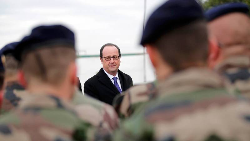 El presidente galo, François Hollande, visita a soldados franceses en Bagdad (Irak).