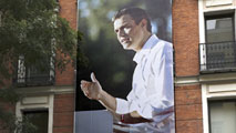 Ir al Video El PSOE cubre la fachada de Ferraz con una foto gigante de Sánchez con vistas al 20D