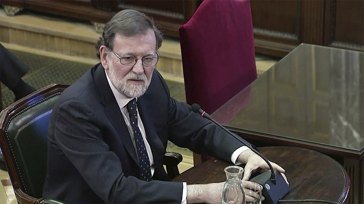 Ir al Video Rajoy atribuye al Govern "voluntad" de que el 1-O hubiera enfrentamientos y Sáenz de Santamaría habla de "acciones violentas" y "acoso"